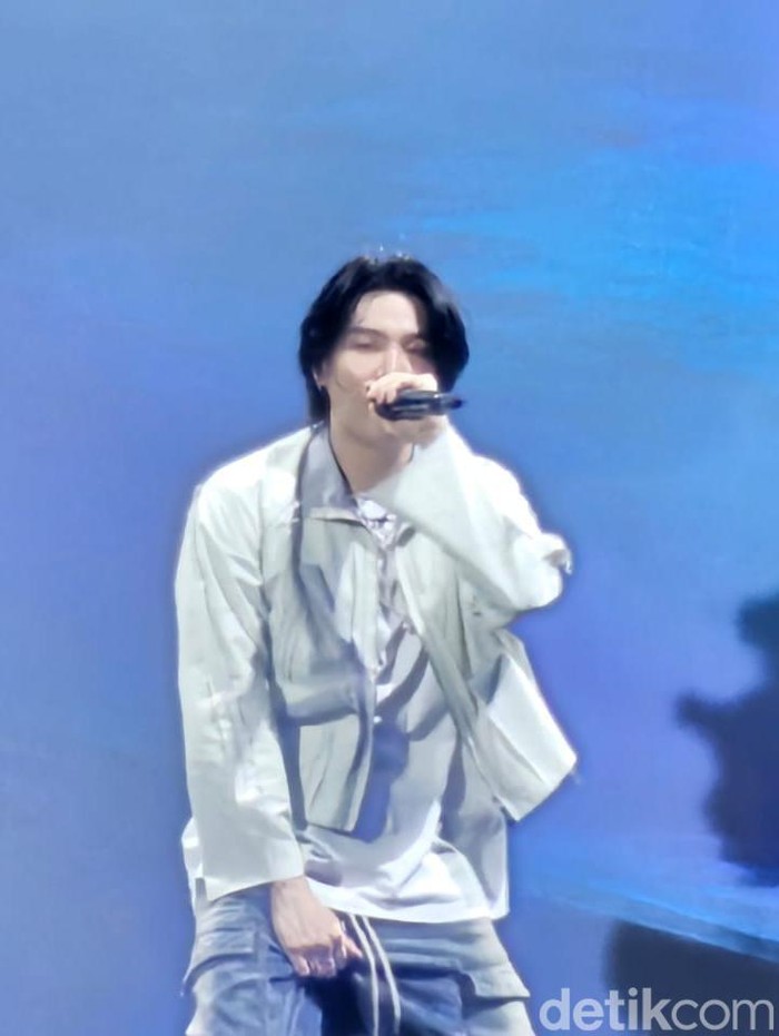 Penampilan Suga BTS di konser Agust D D-DAY TOUR Day 1, ICE BSD, Jumat (26/5/2023) malam.
