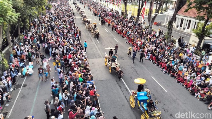 Surabaya Vaganza menyedot perhatian warga Surabaya. Parade Bunga dan Budaya dimulai pukul 15.25 WIB dari Tugu Pahlawan hingga Alun-alun Surabaya.