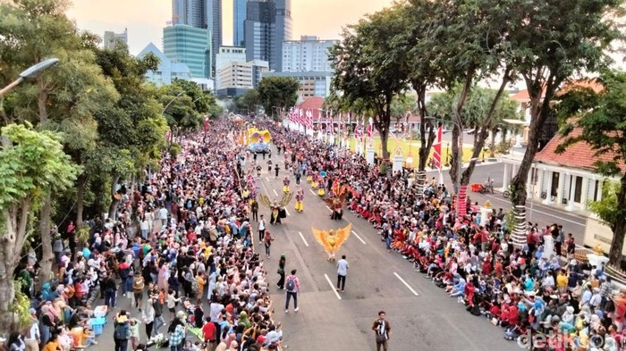 Surabaya Vaganza atau Parade Bunga dan Budaya dimulai dari depan Tugu Pahlawan. Wali Kota Surabaya Eri Cahyadi melepas 15 mobil hias, 5 komunitas dan 2 marching band.