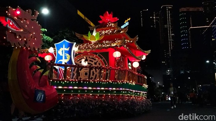 Keseruan Surabaya Vaganza berlangsung hingga malam. Bahkan mulai pukul 19.00-22.00 WIB, digelar Light Parade dari Jalan Tunjungan hingga Alun-alun Surabaya.