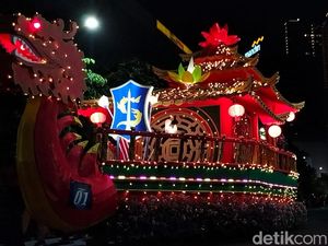 Surabaya Vaganza: Indahnya Warna-warni Lampu dalam Light Parade