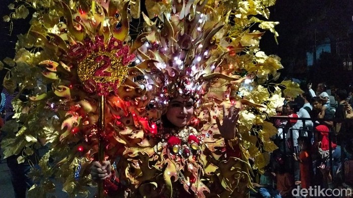 Keseruan Surabaya Vaganza berlangsung hingga malam. Bahkan mulai pukul 19.00-22.00 WIB, digelar Light Parade dari Jalan Tunjungan hingga Alun-alun Surabaya.