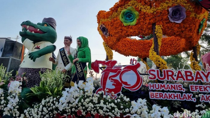 Surabaya Vaganza atau Parade Bunga dan Budaya dimulai dari depan Tugu Pahlawan. Wali Kota Surabaya Eri Cahyadi melepas 15 mobil hias, 5 komunitas dan 2 marching band.