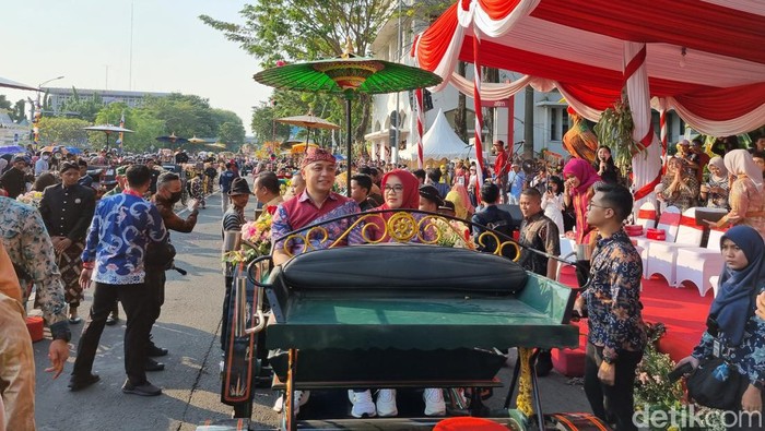 Surabaya Vaganza Surabaya Vaganza atau Parade Bunga dan Budaya dimulai dari depan Tugu Pahlawan. Wali Kota Surabaya Eri Cahyadi melepas 15 mobil hias, 5 komunitas dan 2 marching band.