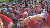 Wali Kota Eri selfie dengan warga/Foto: Esti Widiyana/detikJatim
