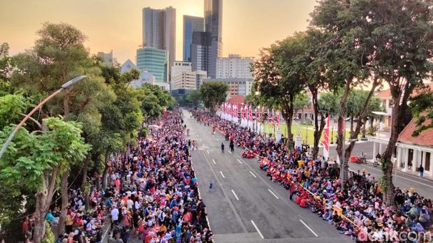 Surabaya Vaganza menyedot perhatian warga Surabaya. Parade Bunga dan Budaya dimulai pukul 15.25 WIB dari Tugu Pahlawan hingga Alun-alun Surabaya.