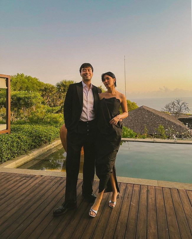 Vidi AldianoVidi dikenal sebagai salah satu sahabat terdekat Enzy Storia yang dipersunting Maulana Kasetra, seorang diplomat. Ia pun hadir dalam resepsi pernikahan temannya yang digelar mewah di Bali.Foto: Instagram