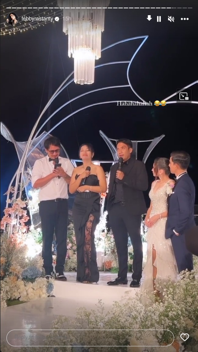 Desta, Vincent RompiesDesta dan Vincent yang menjadi rekan Enzy dalam program televisi tak pernah absen dalam momen bahagia sang aktris. Dalam kesempatan itu, mereka terlihat gagah mengenakan setelan dengan dasi kupu-kupu.Foto: Instagram