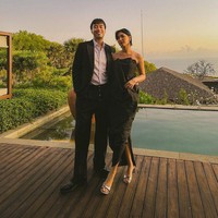 Vidi AldianoVidi dikenal sebagai salah satu sahabat terdekat Enzy Storia yang dipersunting Maulana Kasetra, seorang diplomat. Ia pun hadir dalam resepsi pernikahan temannya yang digelar mewah di Bali.Foto: Instagram