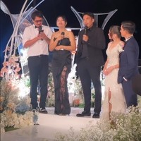 Desta, Vincent RompiesDesta dan Vincent yang menjadi rekan Enzy dalam program televisi tak pernah absen dalam momen bahagia sang aktris. Dalam kesempatan itu, mereka terlihat gagah mengenakan setelan dengan dasi kupu-kupu.Foto: Instagram