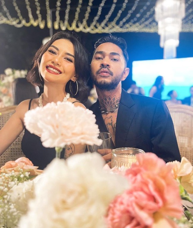 OnadRekan presenter Enzy lain yang datang dalam resepsi itu adalah Onadio Leonardo. Ia datang bersama istrinya, Beby yang kompak mengenakan busana hitam sesuai tema.Foto: Instagram