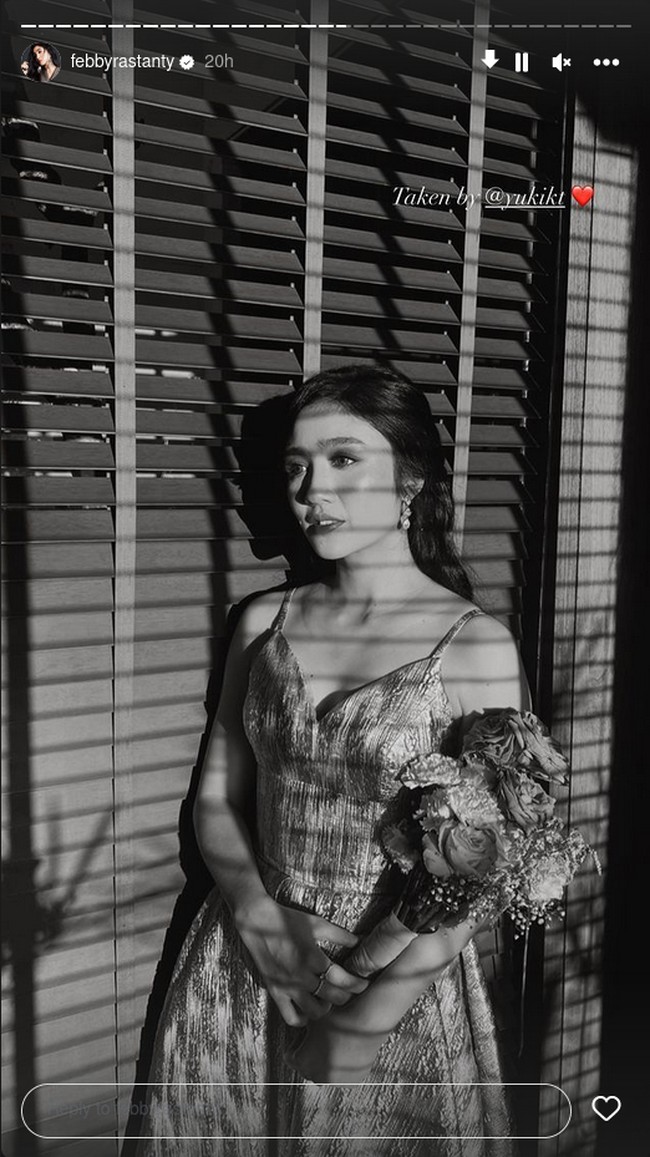 Febby RatantyPara bridesmaid tentu kembali dihadirkan dalam pesta pernikahan Enzy dan Molen. Kali ini Febby mengenai strappy dress bernuansa silver.Foto: Instagram