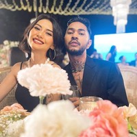 OnadRekan presenter Enzy lain yang datang dalam resepsi itu adalah Onadio Leonardo. Ia datang bersama istrinya, Beby yang kompak mengenakan busana hitam sesuai tema.Foto: Instagram