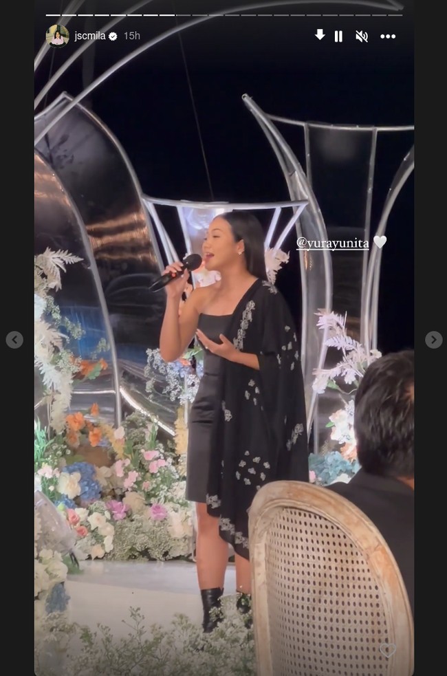 Yura YunitaPenyanyi asal Bandung ini hadir untuk menghibur para tamu undangan dan pengantin berbahagia. Sesuai dengan tema, Yura terlihat stylish dress hitam dengan kain yang diselempangkan di satu sisi.Foto: Instagram