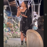 Yura YunitaPenyanyi asal Bandung ini hadir untuk menghibur para tamu undangan dan pengantin berbahagia. Sesuai dengan tema, Yura terlihat stylish dress hitam dengan kain yang diselempangkan di satu sisi.Foto: Instagram