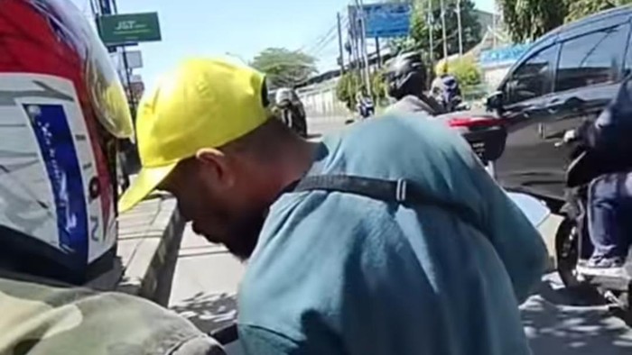tangkapan layar saat debt collector hendak sita motor warga