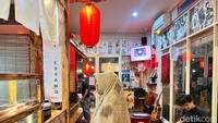 Areanya tidak begitu luas, tetapi pengunjung bisa memilih makan di luar atau di dalam. Seperti ini suasana area indoornya. Konsepnya Jepang banget ya? Foto: Detikcom / Atiqa Rana