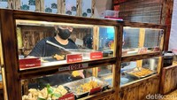 Di dalam, pengunjung bisa melihat proses mereka menyiapkan aneka gorengan. Kalau kamu pesan gorengan, nanti ambil langsung ke area ini. Foto: Detikcom / Atiqa Rana