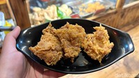 Ini salah satu menu gorengan yang detikFood pesan, yaitu karaage. Seporsi terdiri dari 3 potong karaage dengan ukuran cukup besar. Foto: Detikcom / Atiqa Rana