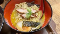 Shoramen sendiri punya basis kuah kari. Semangkuk ramennya sudah dilengkapi dengan telur rebus, nori, potongan ayam, dan irisan daun bawang. Foto: Detikcom / Atiqa Rana