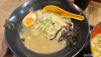 Kalau ini menu Tori Paitan mereka. Tampilannya memang lebih polos. Hanya dilengkapi dengan jamur, telur rebus, nori, dan daun bawang. Foto: Detikcom / Atiqa Rana