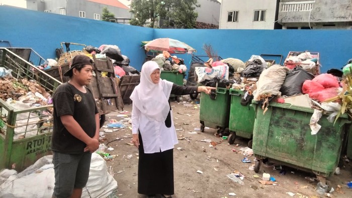 Tumpukan Sampah di Surabaya