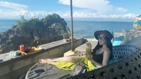 Salah satunya ketika pedangdut itu sedang melihat pemandangan indah sembari menikmati segelas minuman segar di Bali. Foto: Instagram @ucie_sucita
