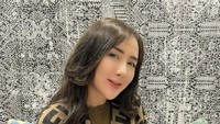Penyanyi kelahiran Sumedang itu juga pernah menikmati hidangan khas Arab nih. Kalau dilihat, tampaknya ia menikmati nasi briyani dengan lauk dan roti prata ya? Foto: Instagram @ucie_sucita