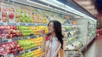 Meskipun hanya belanja ke supermarket, Ucie Sucita tetap harus tampil menawan. Sepertinya Ucie mau beli buah apel. Foto: Instagram @ucie_sucita