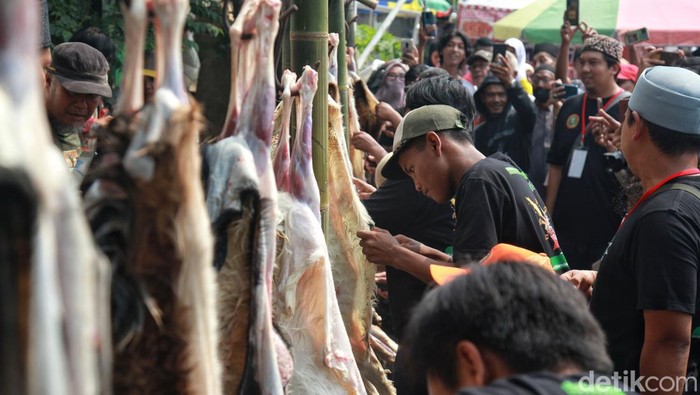Unik, Ada Lomba Menguliti Kambing di Lebaran Tenabang Lebaran Tenabang kembali digelar di Jl Mas Mansyur, Jakarta Pusat, Sabtu (27/5/2023). Salah satu acaranya adalah lomba menguliti kambing.