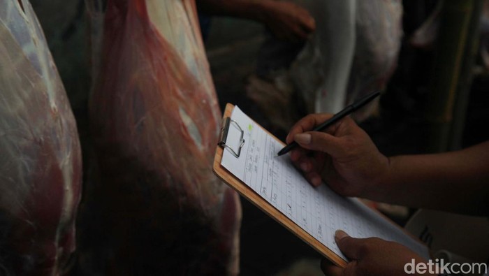 Lebaran Tenabang kembali digelar di Jl Mas Mansyur, Jakarta Pusat, Sabtu (27/5/2023). Salah satu acaranya adalah lomba menguliti kambing.