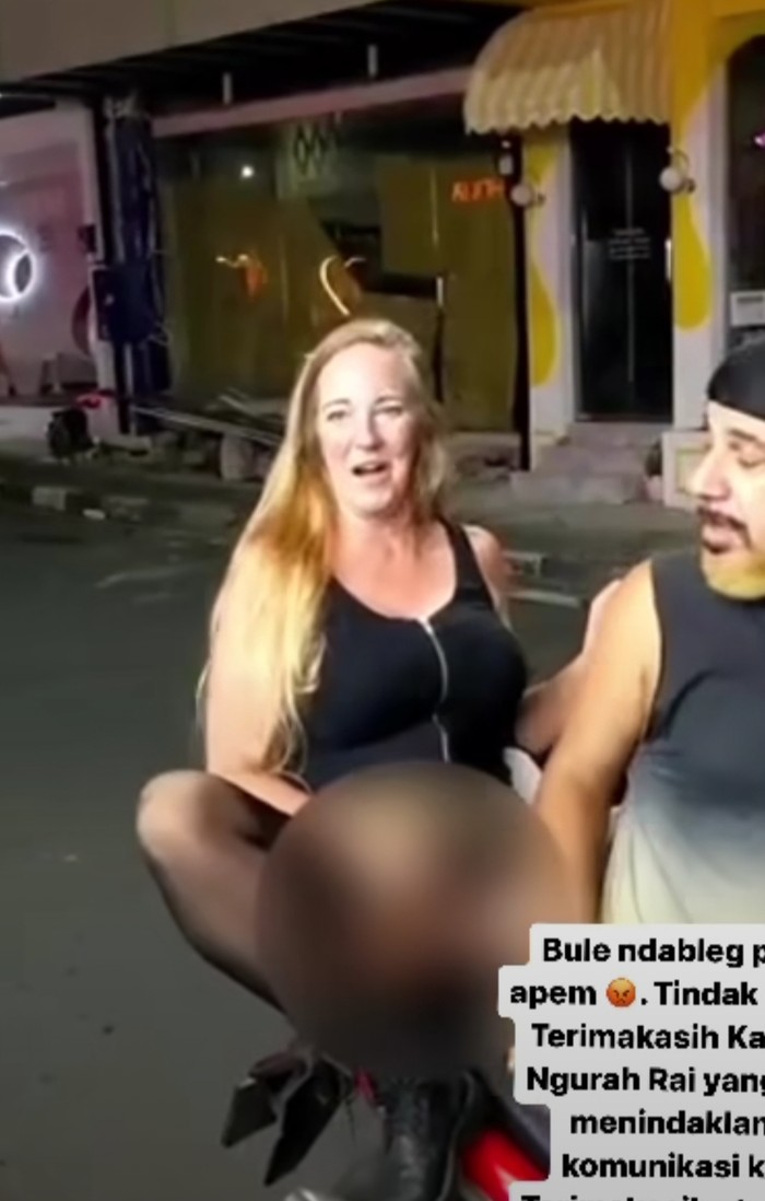 Video bule perempuan yang berpose mengangkang dan memperlihatkan kemaluannya dari atas motor viral di media sosial. Video bule perempuan yang berpose mengangkang dan memperlihatkan kemaluannya dari atas motor viral di media sosial.