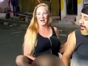 Bule Denmark Mengangkang-Pamer Kemaluan Berujung Penangkapan oleh Imigrasi