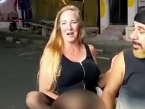 Video bule perempuan yang berpose mengangkang dan memperlihatkan kemaluannya dari atas motor viral di media sosial.