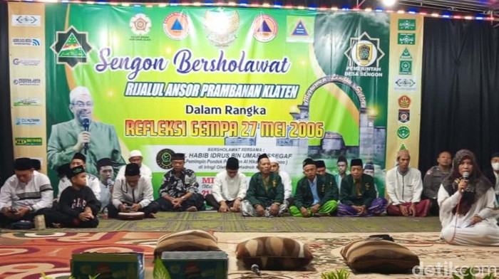 Warga Desa Sengon, Prambanan , Klaten mengadakan zikir salawat untuk memperingati gempa 2006, Sabtu (27/5/2023).