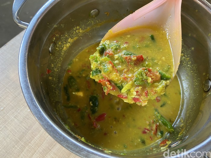 Warung Gabus Mpok Kuni menawarkan sambal dadak yang enak disantap bersama ayam kampung goreng hingga pecak gurame.