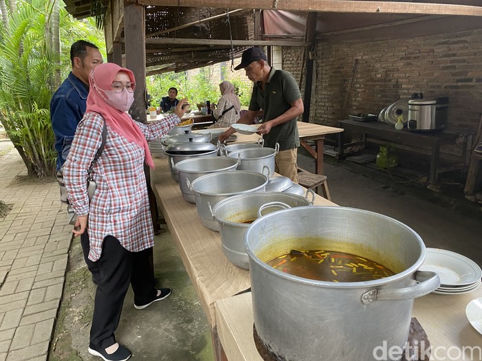 Warung Gabus Mpok Kuni menawarkan sambal dadak yang enak disantap bersama ayam kampung goreng hingga pecak gurame.