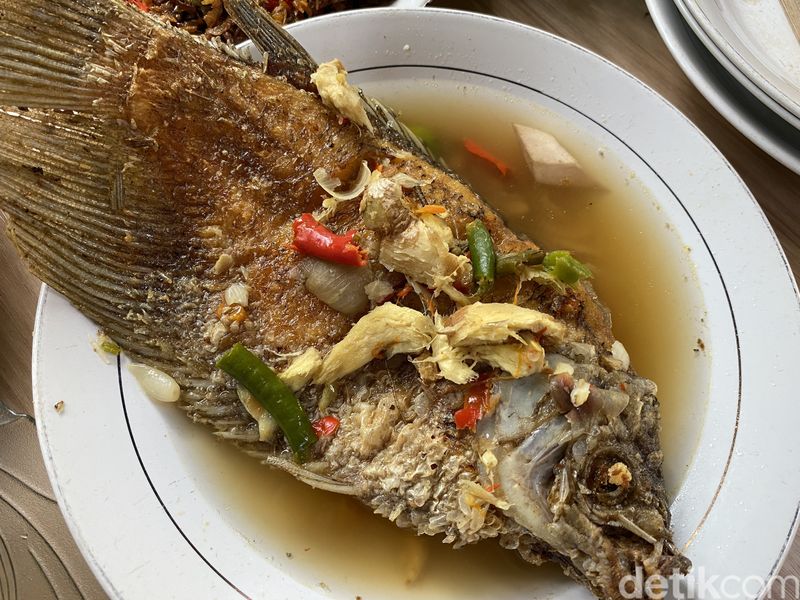 Warung Gabus Mpok Kuni menawarkan sambal dadak yang enak disantap bersama ayam kampung goreng hingga pecak gurame.