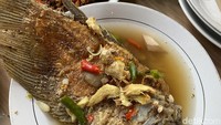 Menu lain yang menurut kami juga juara adalah pecak gurame (Rp 50.000) per porsi. Ikan gurame yang ditawarkan berasal dari hasil memancing warga sekitar. Foto: detikFood/Yenny Mustika Sari