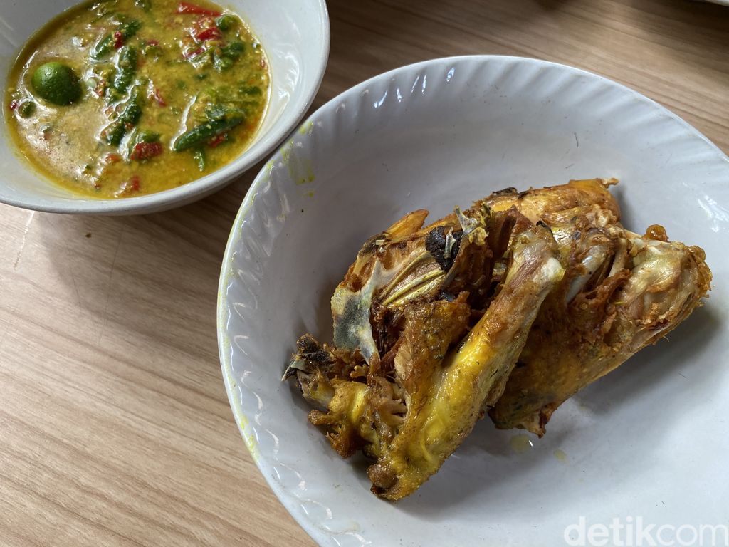 Warung Gabus Mpok Kuni menawarkan sambal dadak yang enak disantap bersama ayam kampung goreng hingga pecak gurame.