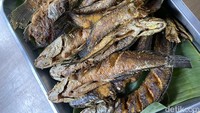 Menu ikan yang ditawarkan Mpok Kuni juga tak kalah nikmat, tentunya segar. Kamu bisa menikmati ikan goreng ini dengan siraman kuah pecak. Foto: detikFood/Yenny Mustika Sari