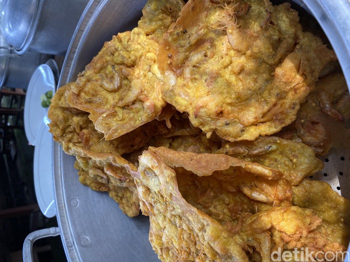 Warung Gabus Mpok Kuni menawarkan sambal dadak yang enak disantap bersama ayam kampung goreng hingga pecak gurame.