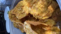 Bakwan udang, oseng-oseng rebon, dan tempe tahu goreng juga sayang dilewatkan. Harganya mulai dari Rp 5.000 - Rp 15.000 per porsi. Foto: detikFood/Yenny Mustika Sari