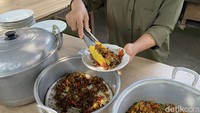 Selama 17 tahun Mpok Kuni mempertahankan cita rasanya. Puluhan menu disiapkan setiap hari, mulai dari ayam goreng, pecak ikan, sayuran berkuah, hingga oseng-oseng yang sedap. Foto: detikFood/Yenny Mustika Sari