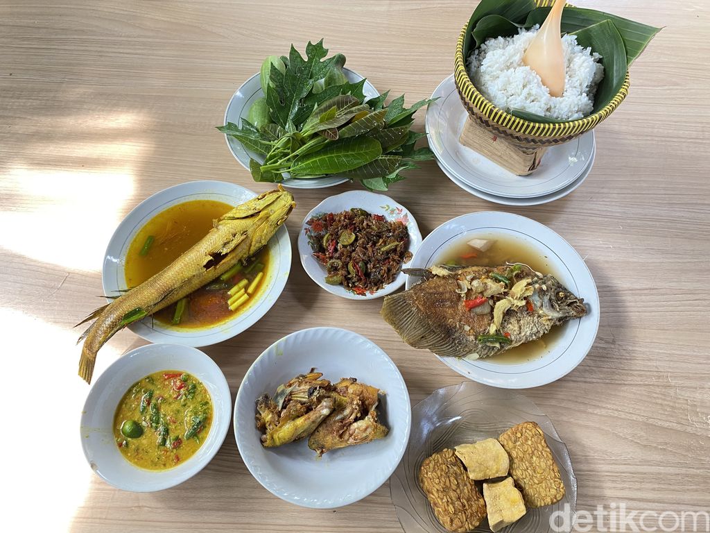 Warung Gabus Mpok Kuni menawarkan sambal dadak yang enak disantap bersama ayam kampung goreng hingga pecak gurame.