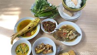 Masakannya terasa sedap, karena proses memasaknya masih menggunakan kayu bakar. Kamu bisa memilih aneka lauk favorit dengan harga mulai dari Rp 5.000 - Rp 65.000 per porsi. Foto: detikFood/Yenny Mustika Sari