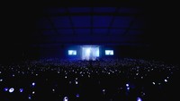 Warna lampu berubah-ubah seiring dengan musik yang ditampilkan. (Foto: Courtesy of BIGHIT MUSIC)