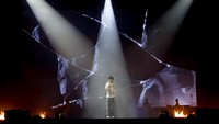 Berbagai visual tampil di layar di belakang panggung salah satunya video mapping. (Foto: Courtesy of BIGHIT MUSIC)
