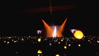 Penampakan panggung konser Agust D D-DAY TOUR in Jakarta di kegelapan berhiaskan lampu sorot dan cahaya dari ARMY bomb. (Foto: Courtesy of BIGHIT MUSIC)