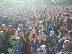 Massa Buruh Kirim Tumpeng ke Presiden-DPR, Tolak RUU Tembakau Disamakan Narkoba
